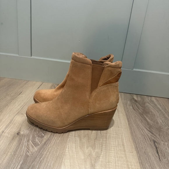 Sorel after hours Chelsea wedge‎ boot tan suede material women\'s size 10